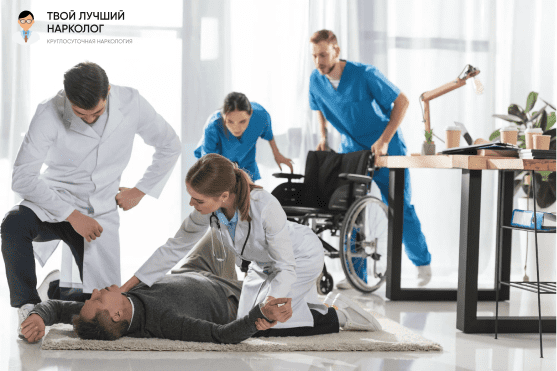 Врачи оказывают помощь мужчине потерявшему сознание